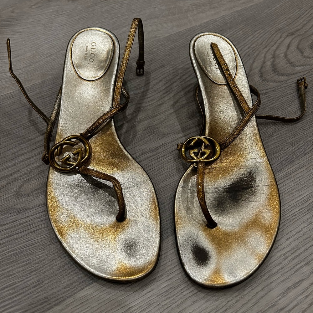 Vintage 1999 Gucci double GG gold leather thong sandal with kitten heel